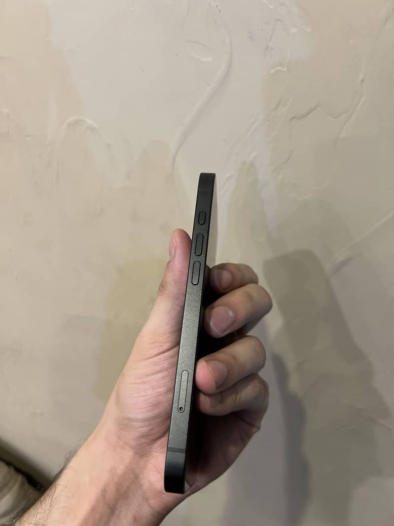 Apple iPhone 17e 6