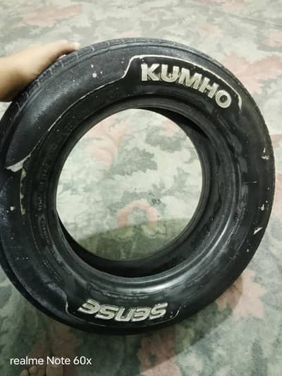 2 tyres hain or aik tube hai