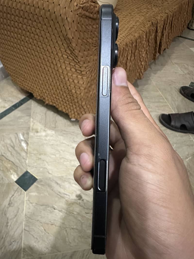 Apple iPhone 16 Pro Max 2