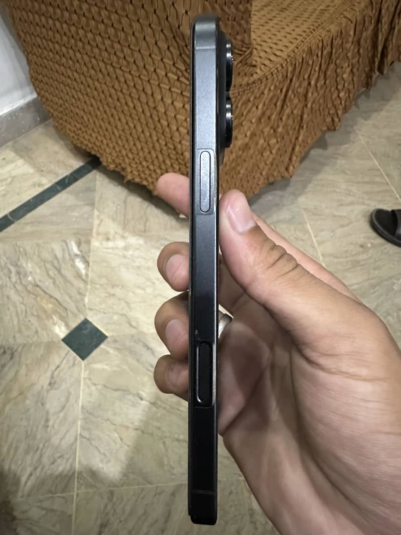 Apple iPhone 16 Pro Max 4