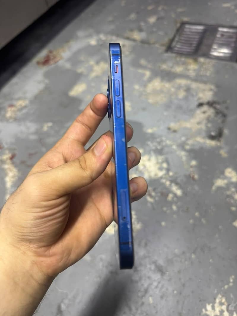 Apple iPhone 12 4