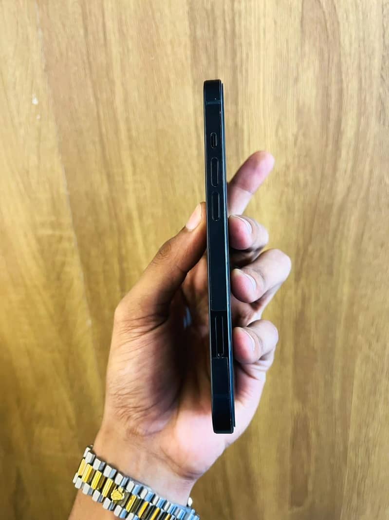 Apple iPhone 13 4