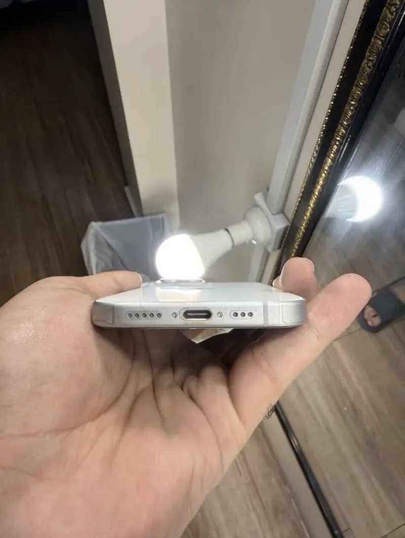 Apple iPhone 15 4