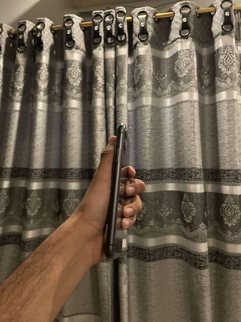 Apple iPhone 11 4