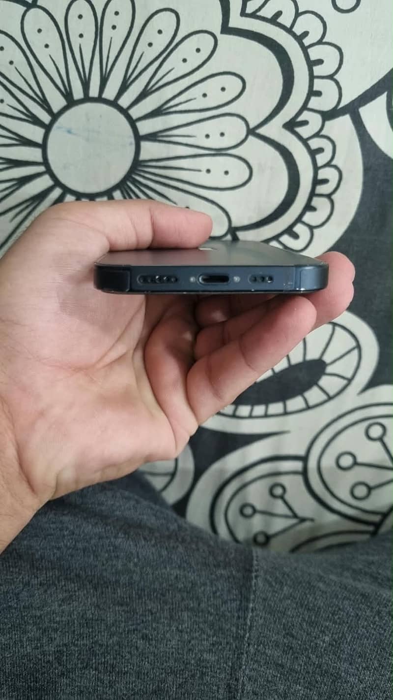 Apple iPhone 13 5