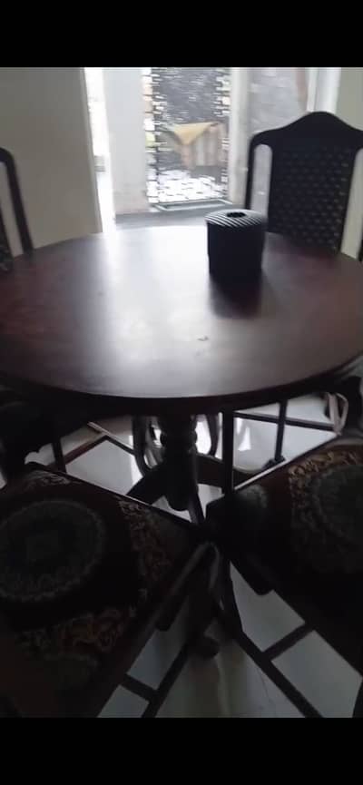 Dining table with 4 chair round table.
