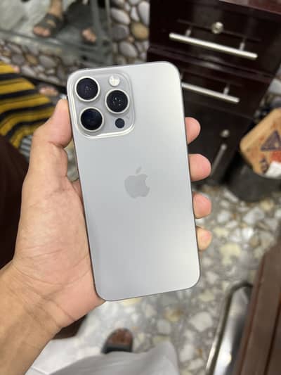 Apple iPhone 15 Pro Max jv 256 GB BH 90 water pack LLA model