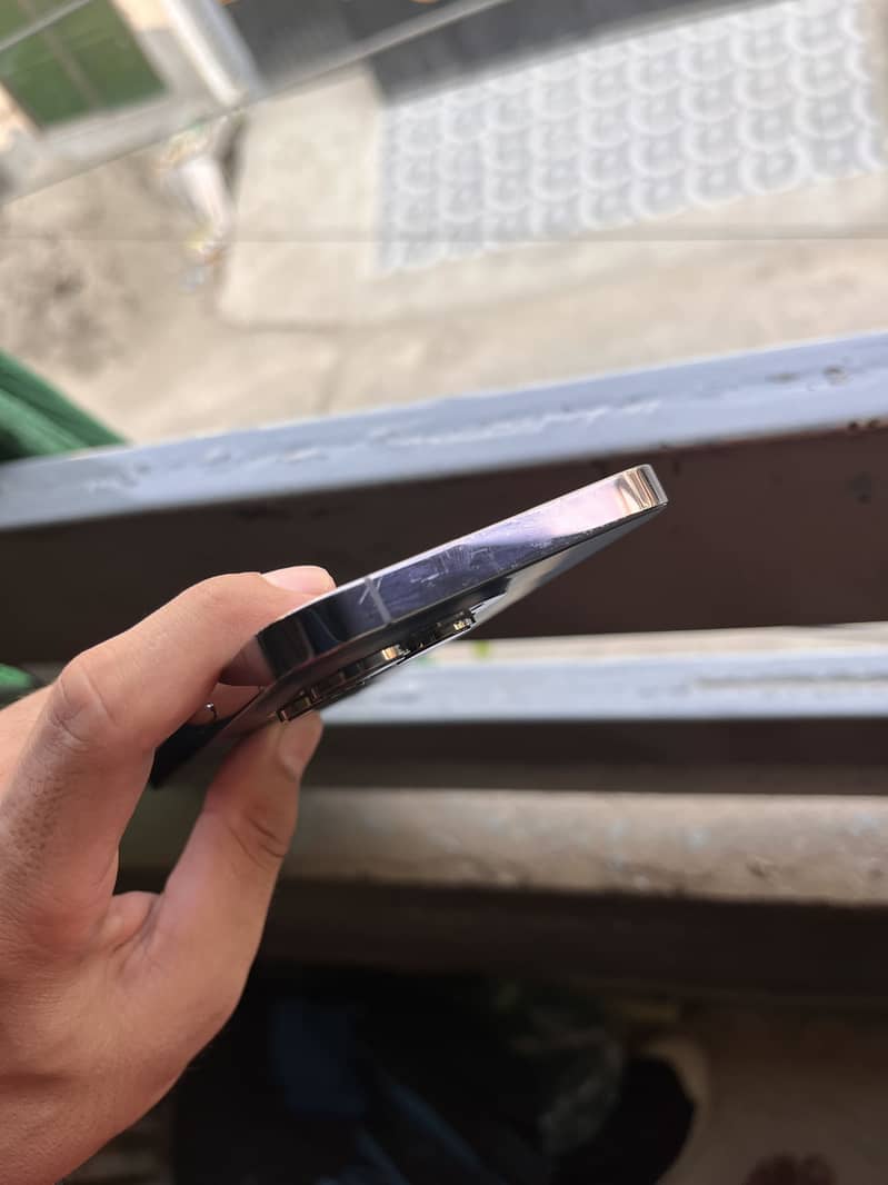 Apple iPhone 14 Pro Max 4