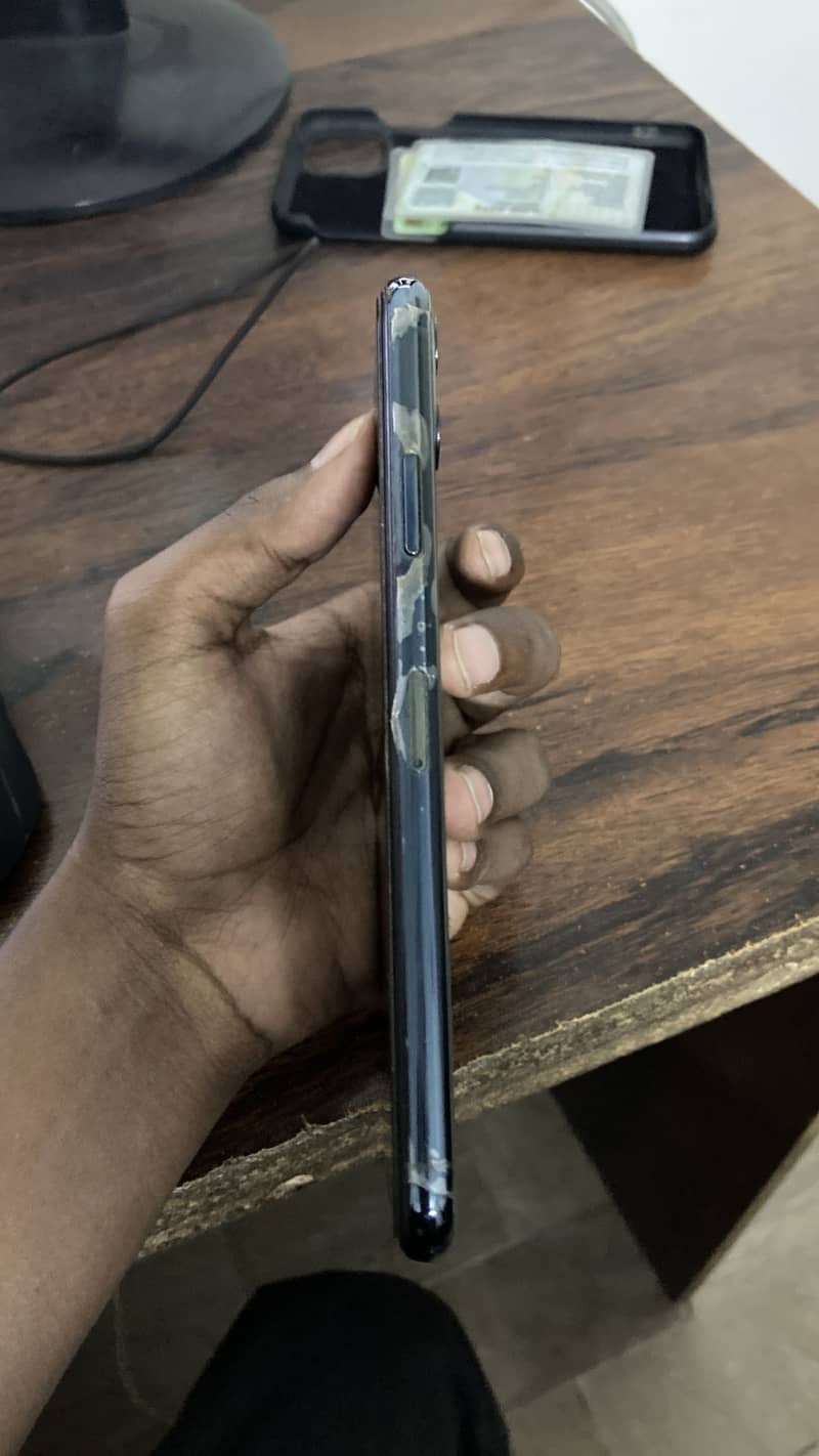 Apple iPhone 11 Pro Max 4