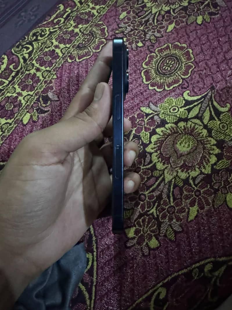Apple iPhone 15 Pro 4
