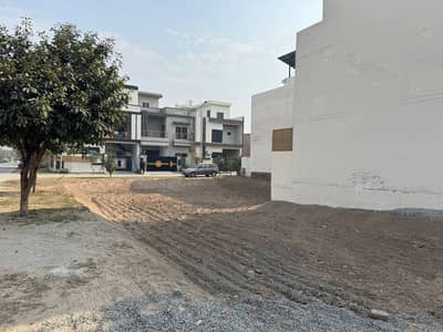 Residential Plot Sized 10 Marla Is Available For Sale In Park View City - Overseas Block
