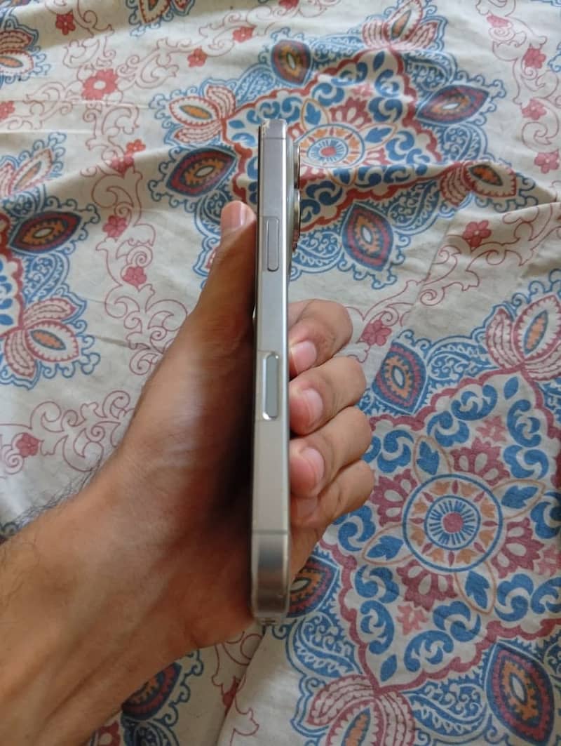 Apple iPhone 16 Pro 1