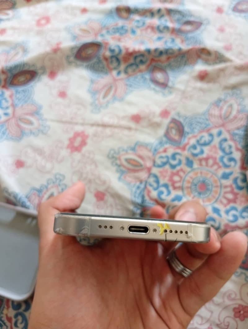 Apple iPhone 16 Pro 4