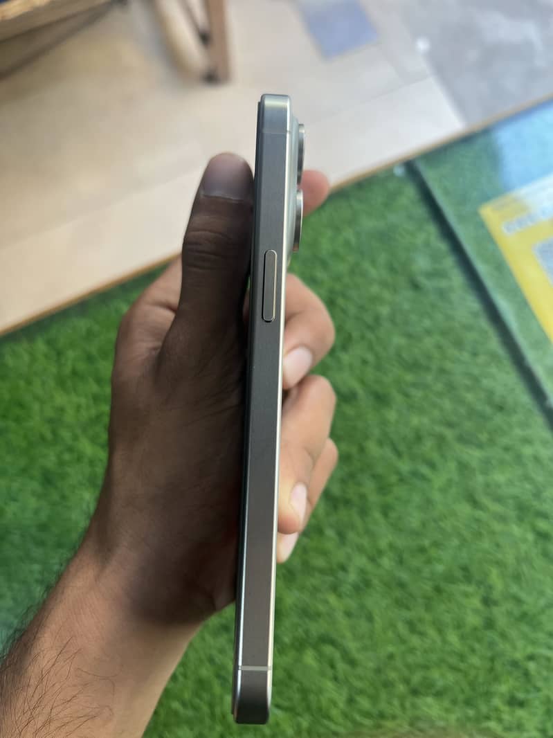 Apple iPhone 15 Pro Max 4
