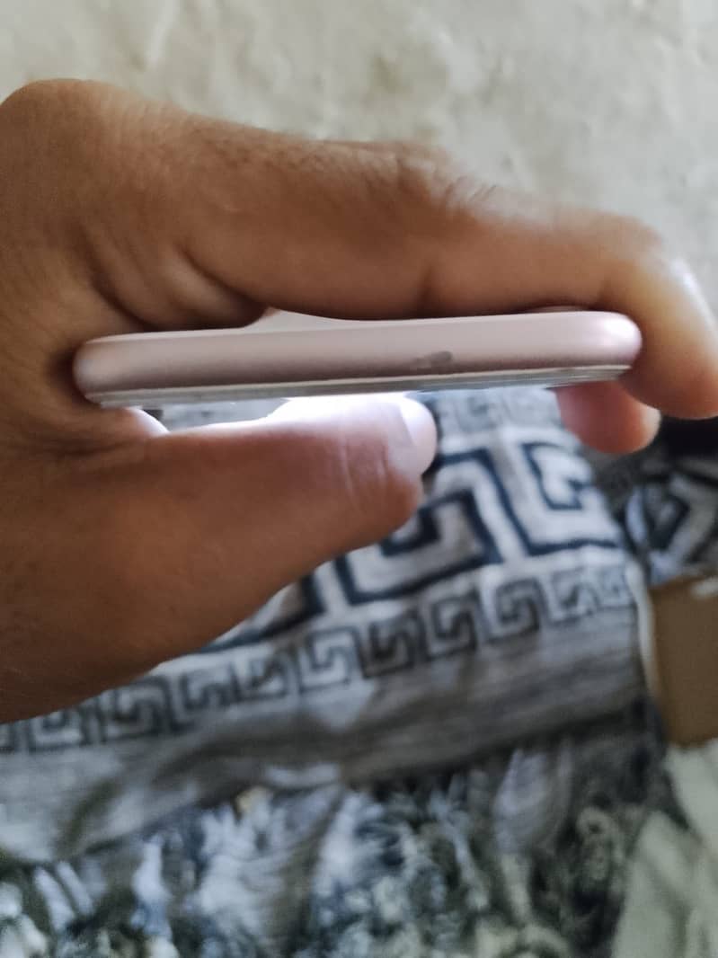 Apple iPhone 7 3