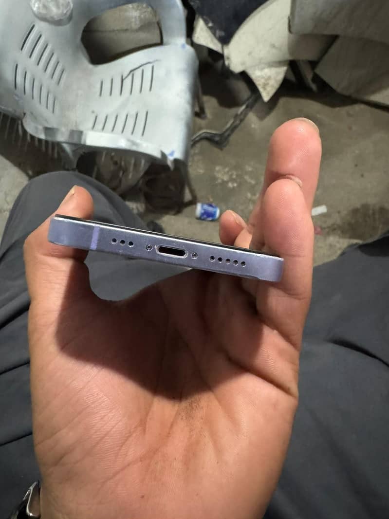 Apple iPhone 12 4