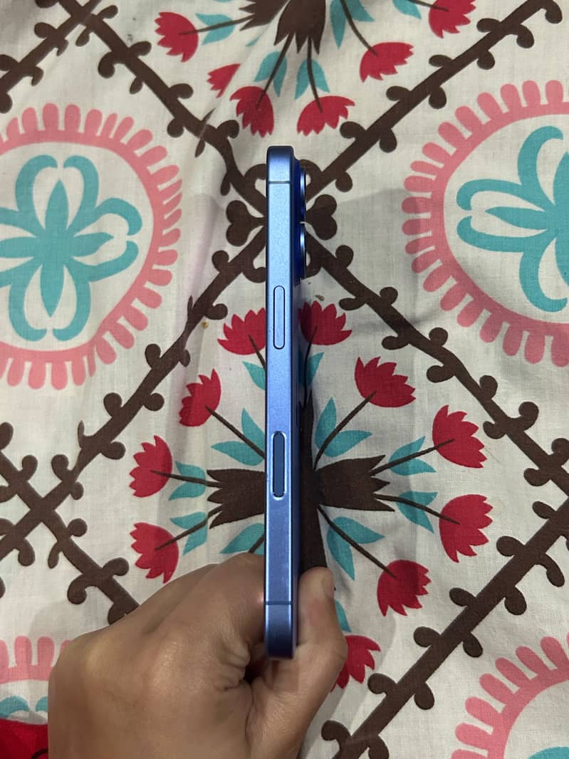 Apple iPhone 16 3
