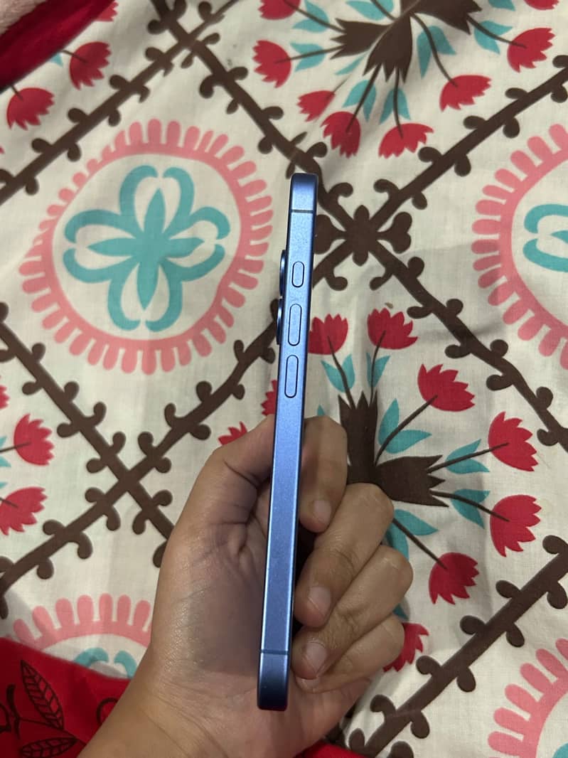 Apple iPhone 16 4