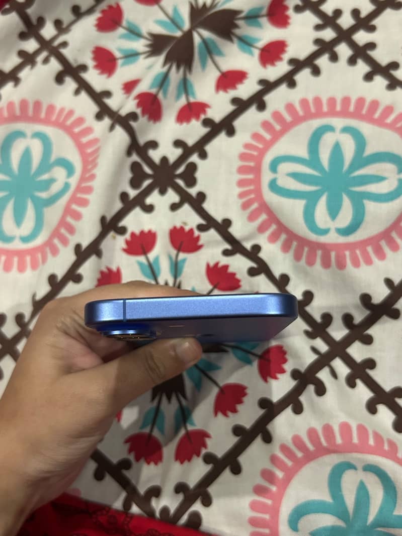 Apple iPhone 16 5