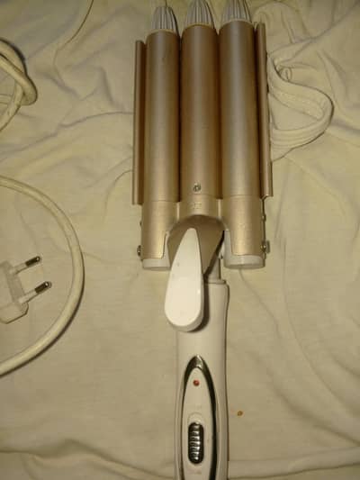 Triple-barrel hair waver