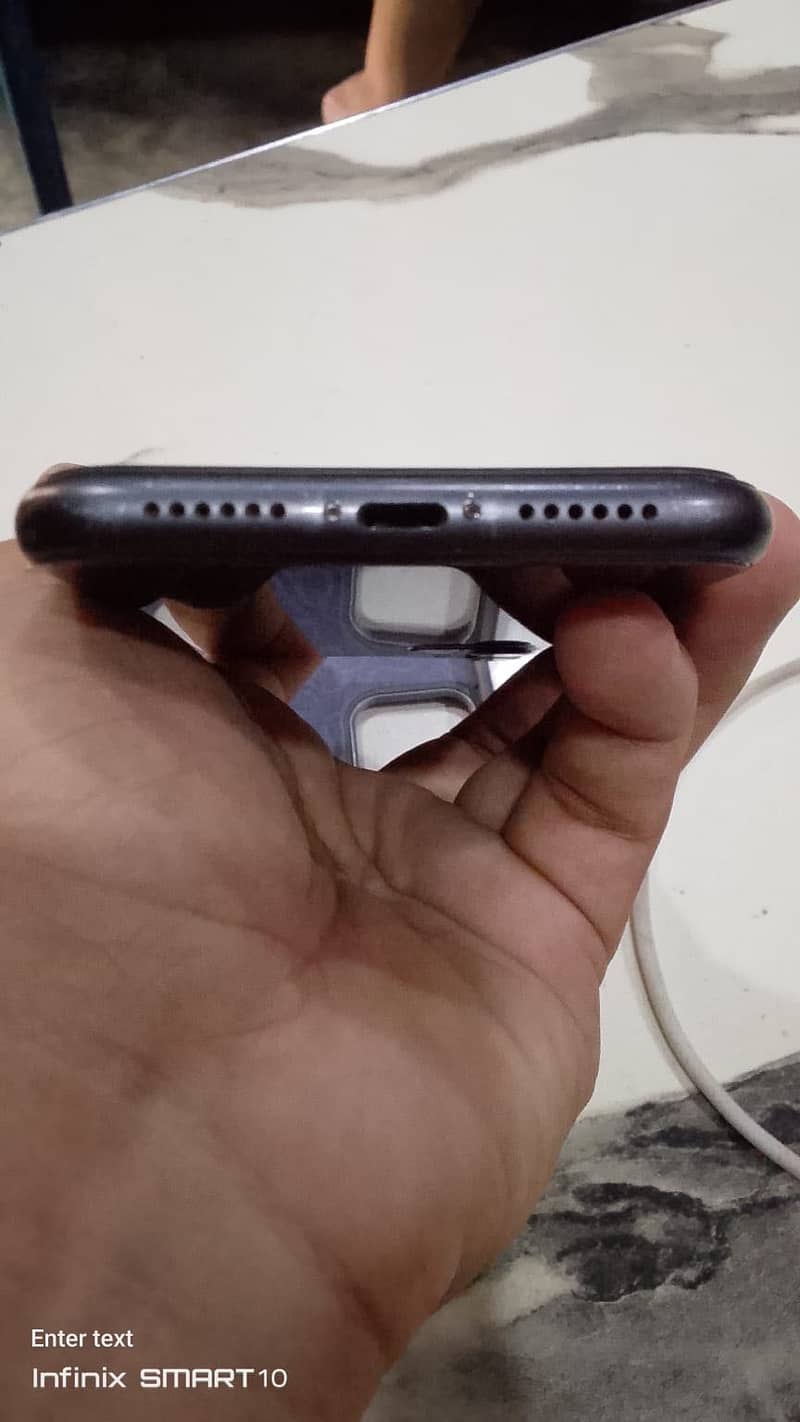 Apple iPhone 11 4