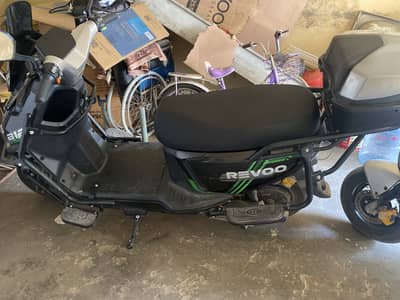 Revoo scooty brand new with out a single scratch with ppf protection