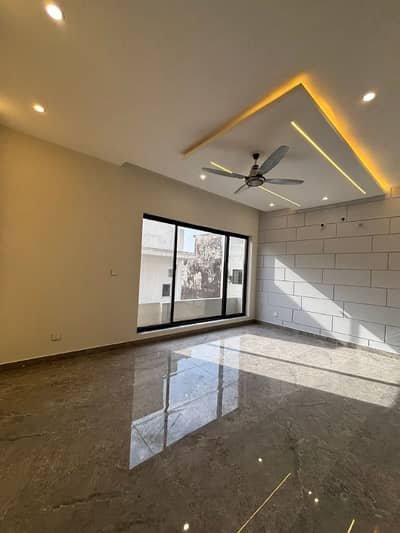 30 Marla Independent seperate Gate 4 Master Bedroom UPPER PORTION Available) Entrance Seperate Gas Available Ideal Location This Walking Distance Islamabad Express Highway