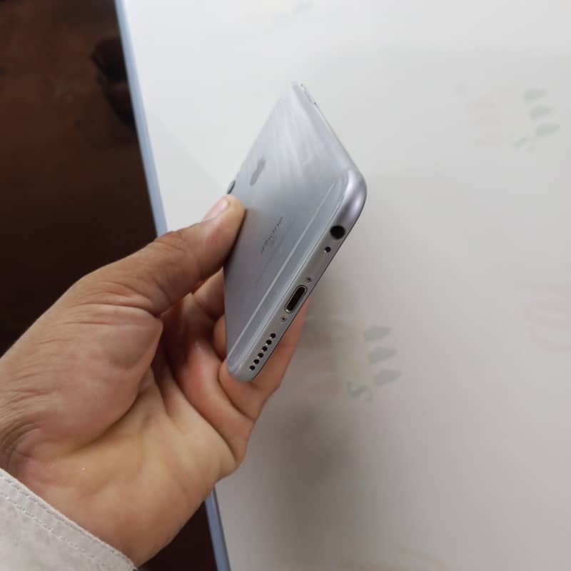 Apple iPhone 6S 4