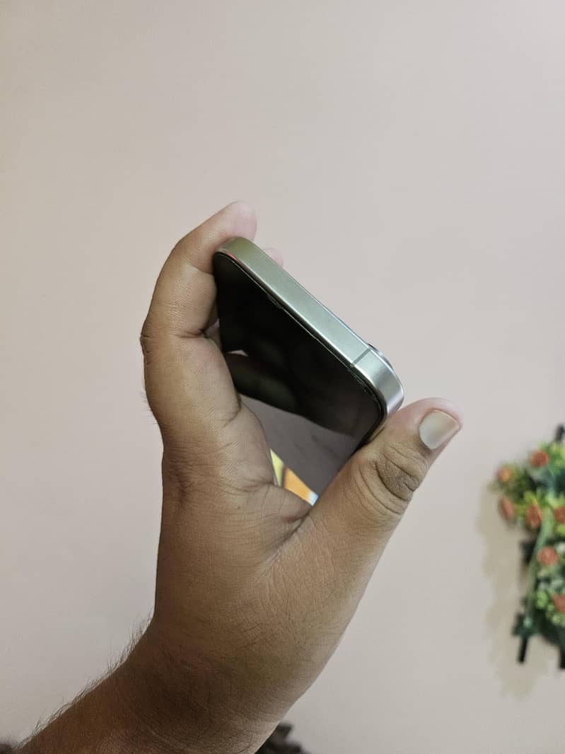 Apple iPhone 15 Pro 3