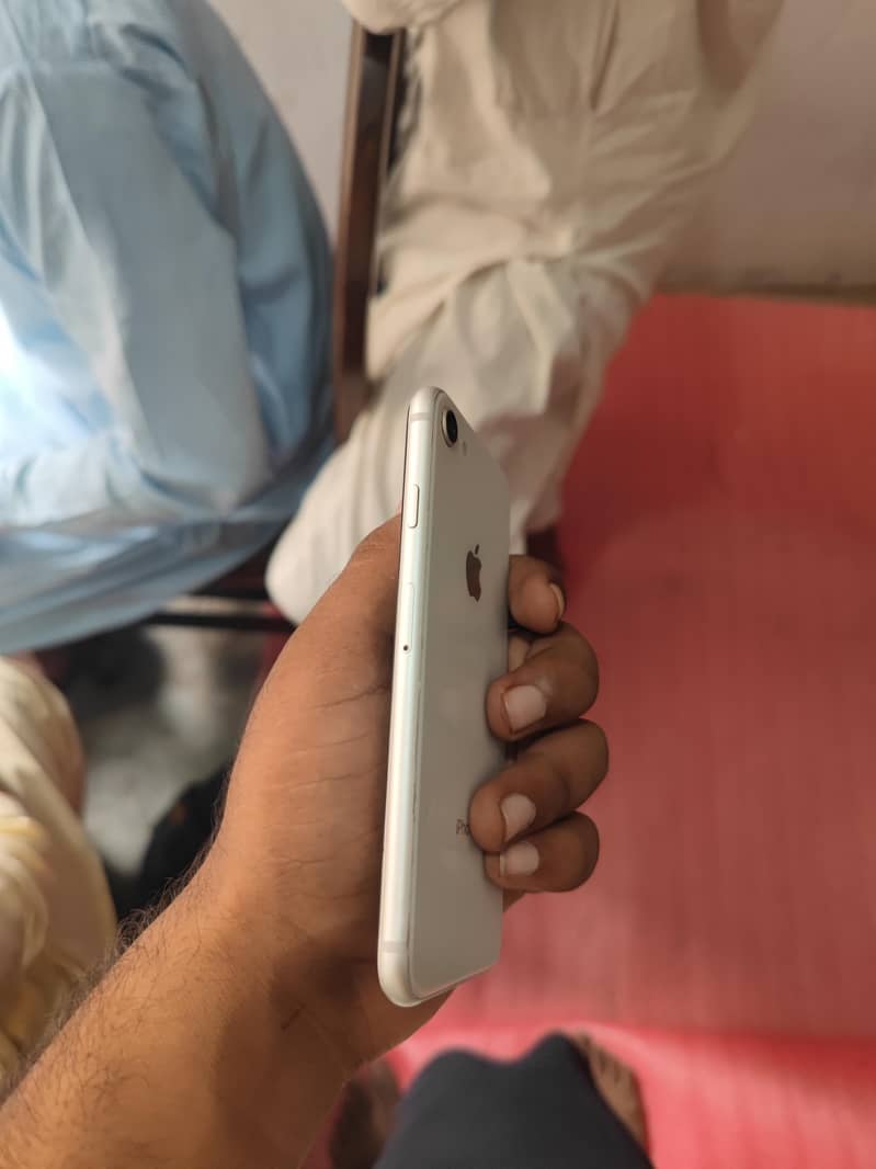 Apple iPhone 8 1