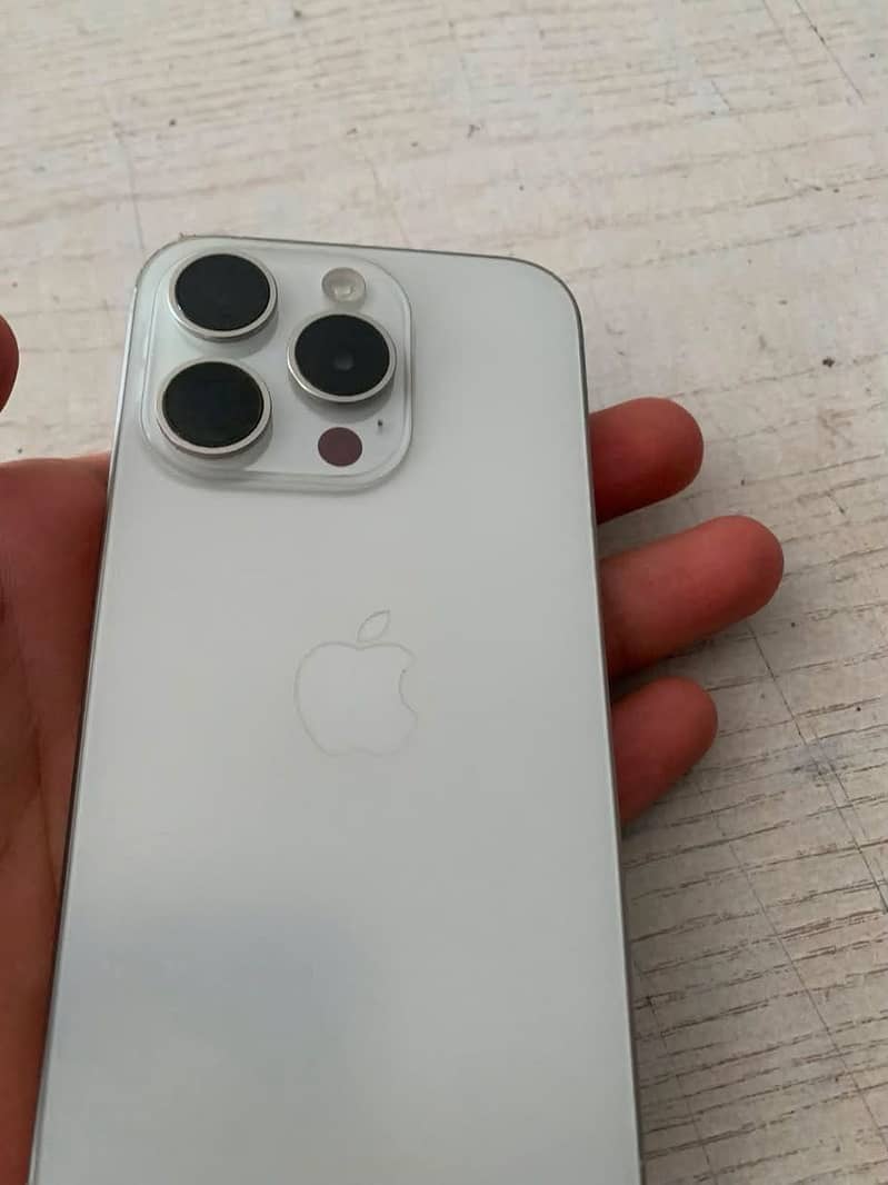 Apple iPhone 15 Pro 3