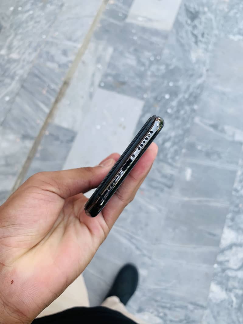 iPhone XS 3
