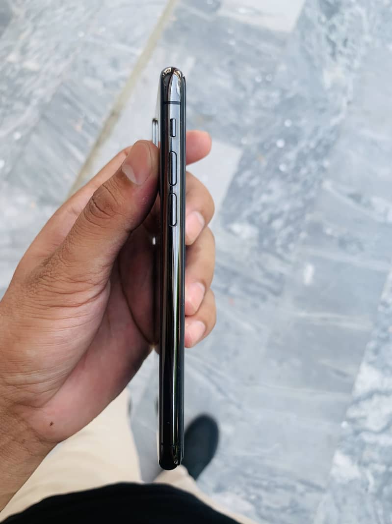 iPhone XS 4