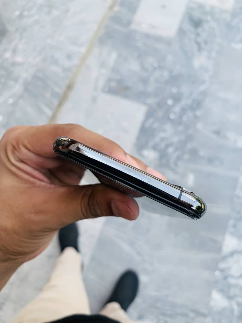 iPhone XS 6