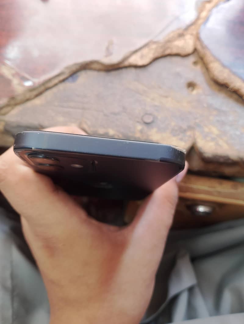 iPhone 12 4