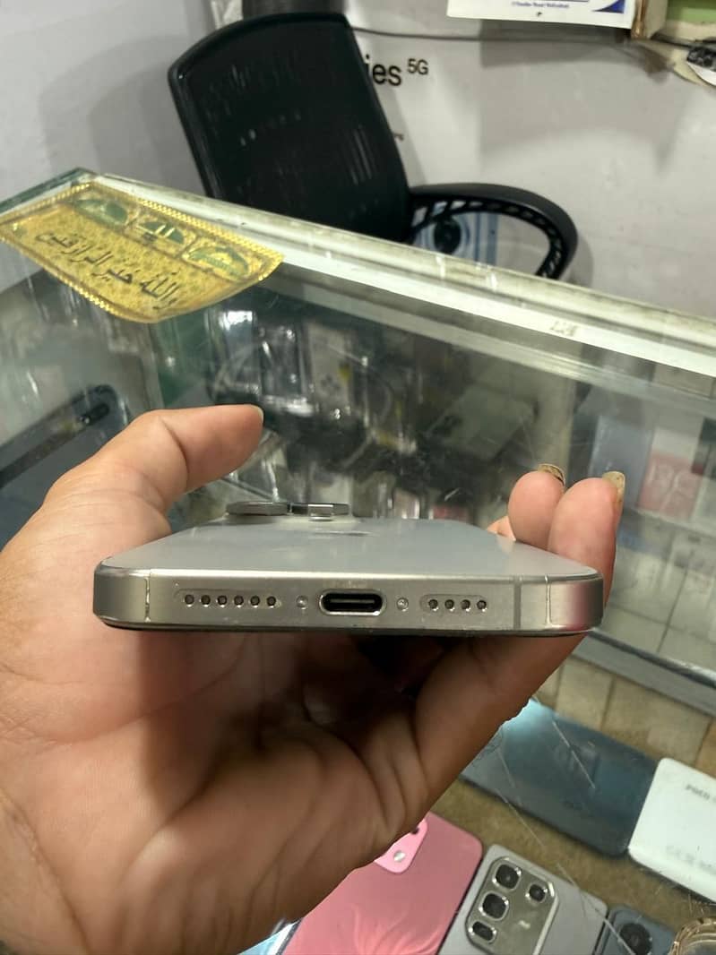 Apple iPhone 15 Pro Max 6