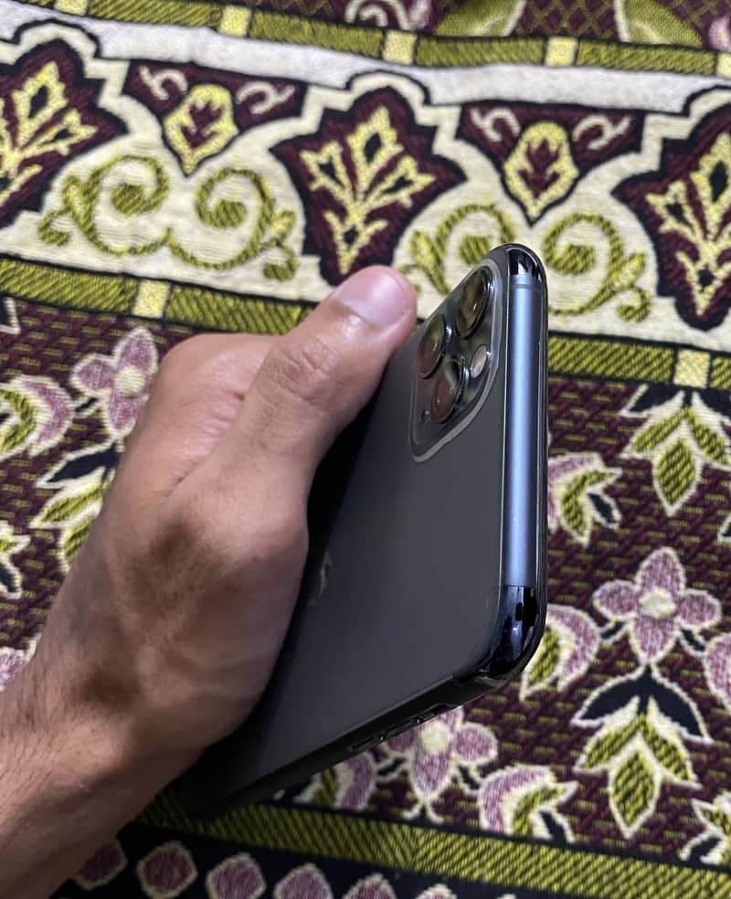 Apple iPhone 11 Pro Max 4