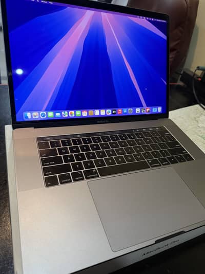MacBook Pro 2019 i9 brand new condition complete box
