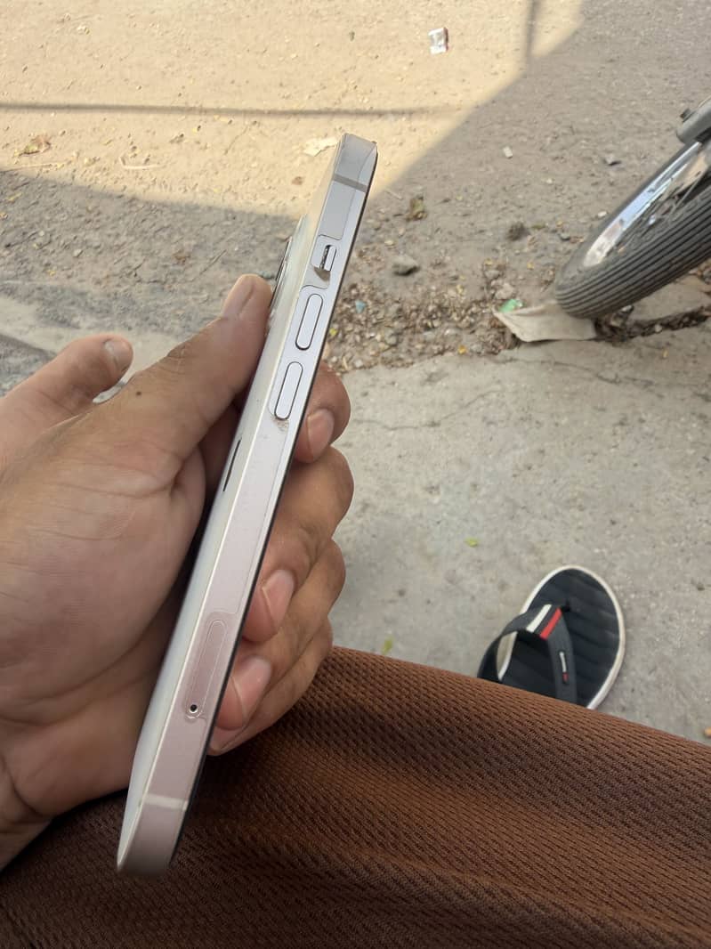 Apple iPhone 13 2