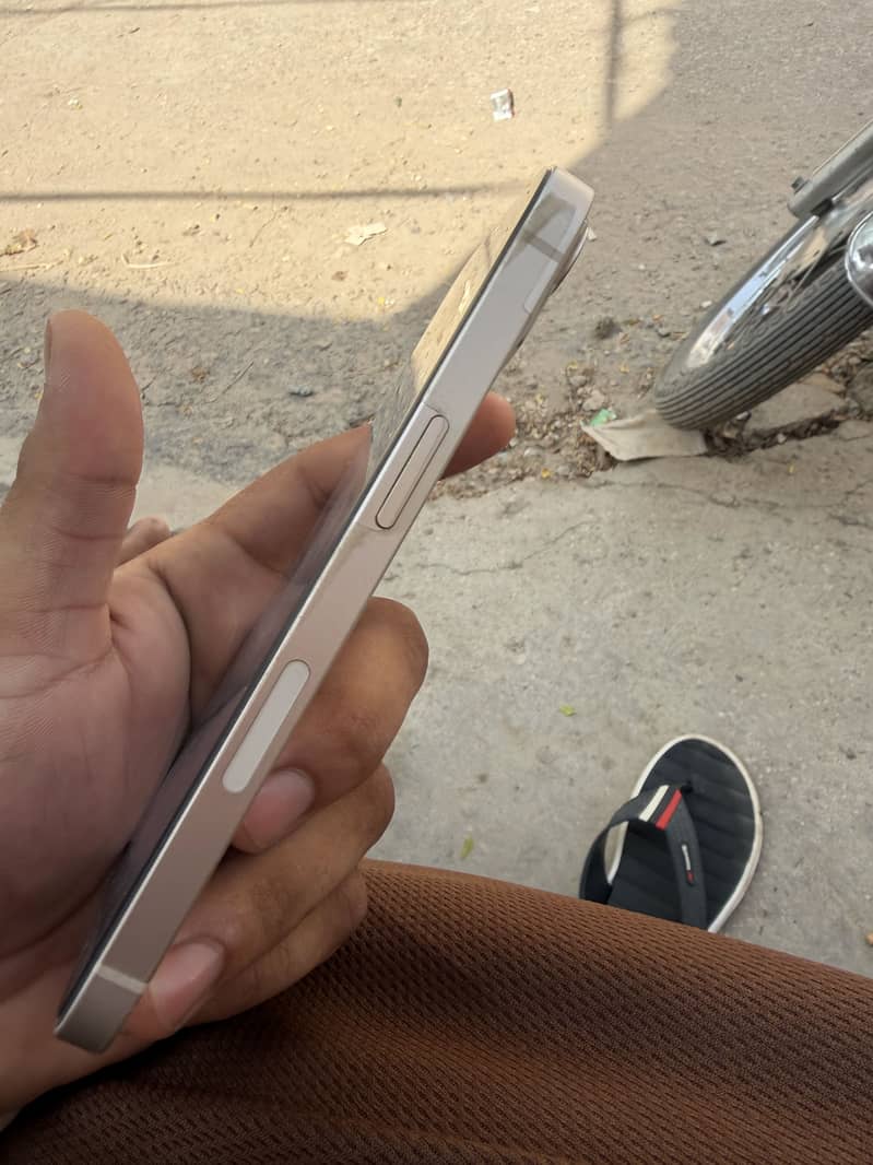 Apple iPhone 13 7