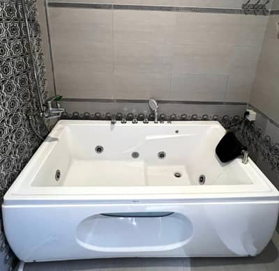 Jacuzzi Bathtub-Excellent Condition.