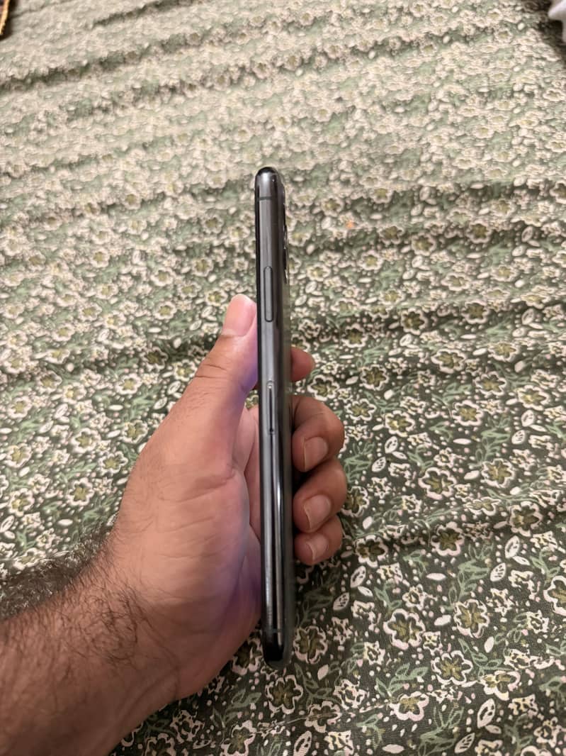 Apple iPhone 11 Pro Max 4