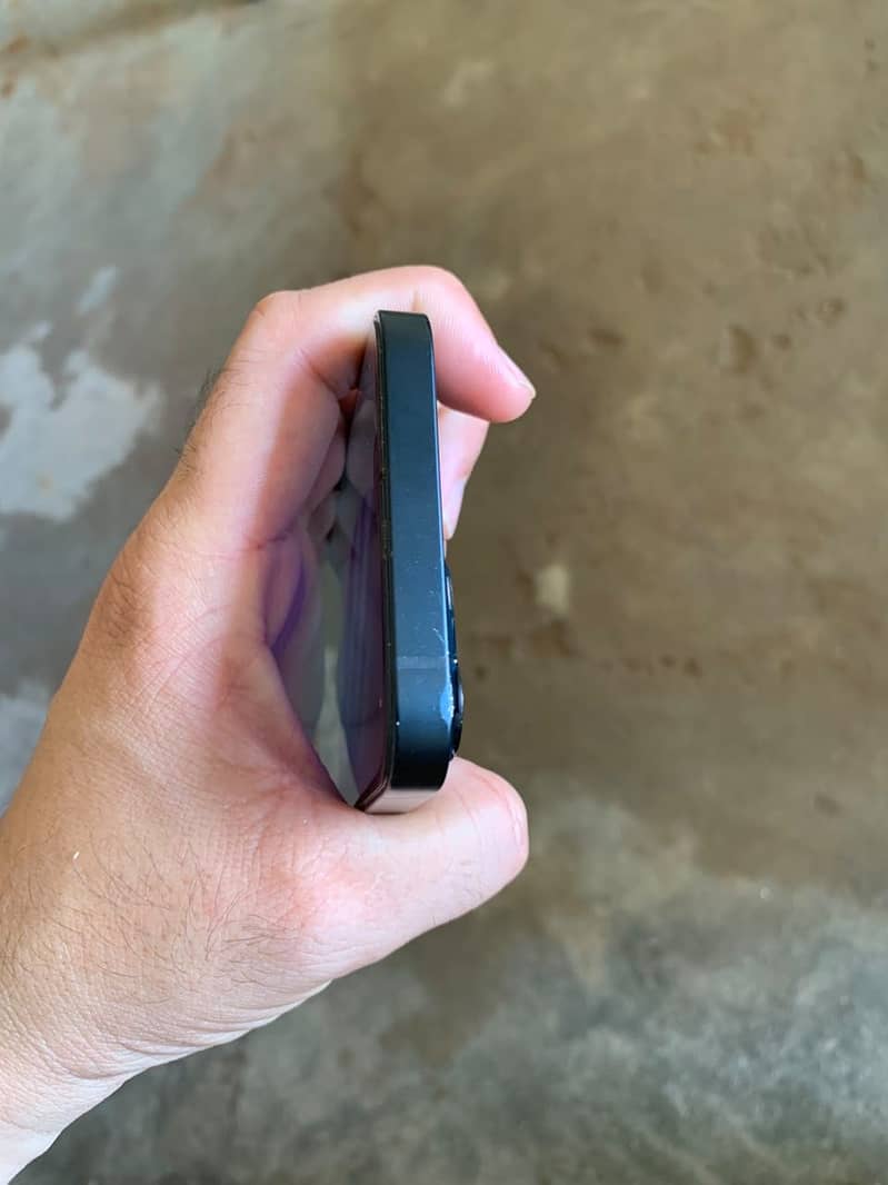 Apple iPhone 13 2