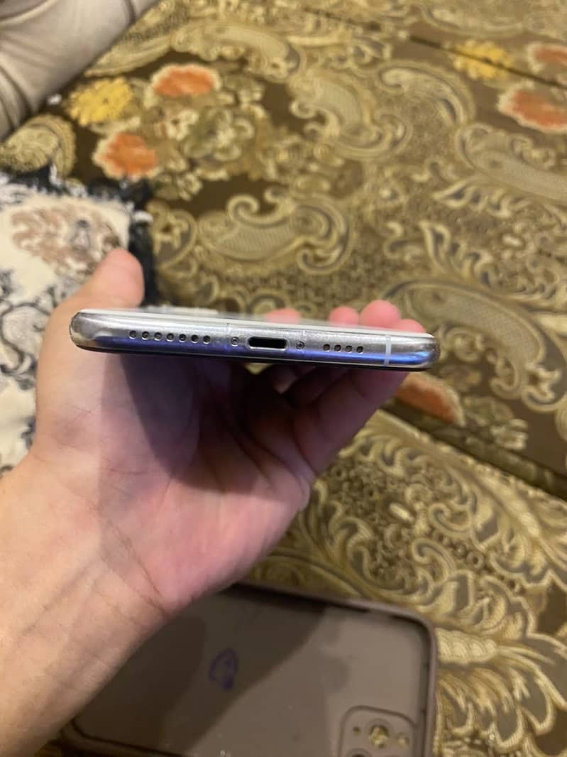Apple iPhone 11 Pro Max 4