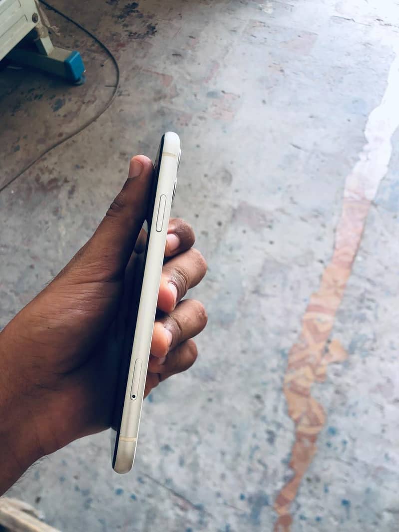 Apple iPhone 11 3
