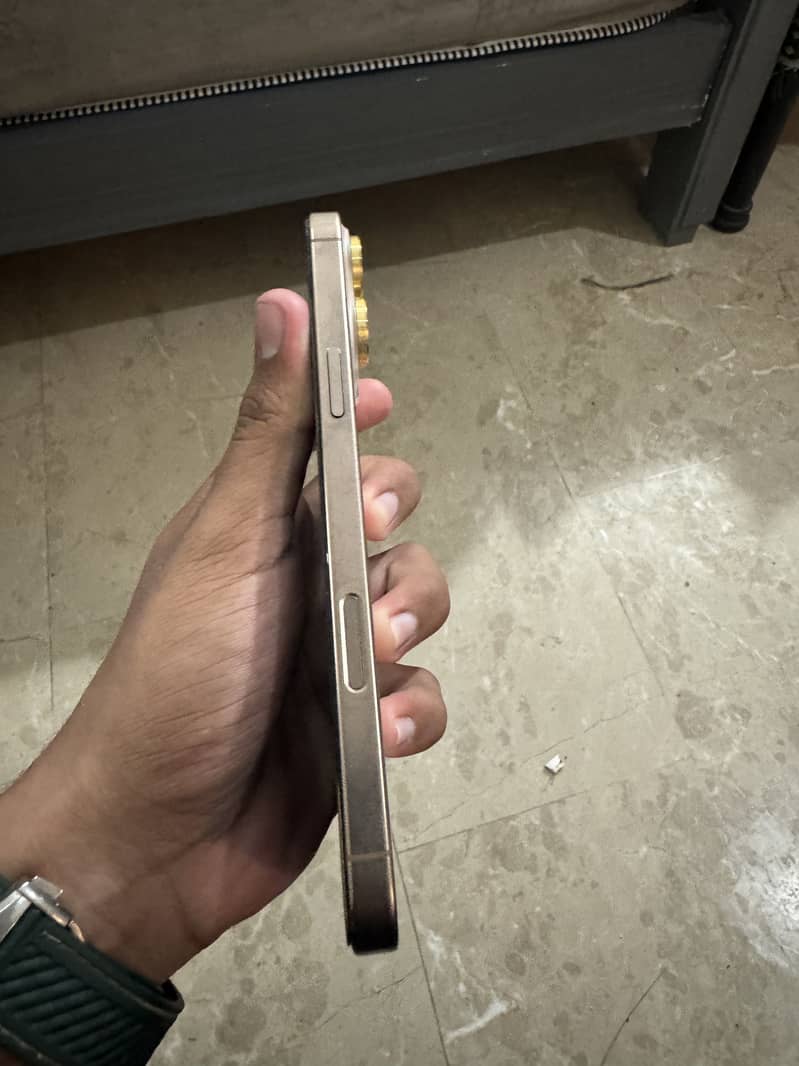 Apple iPhone 16 Pro Max 2