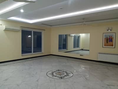 FOR RENT Fully Renovated 2-Bedrooms Open Basement F_7/1