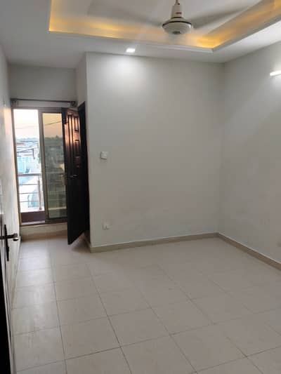 Room available for rent in E11 2