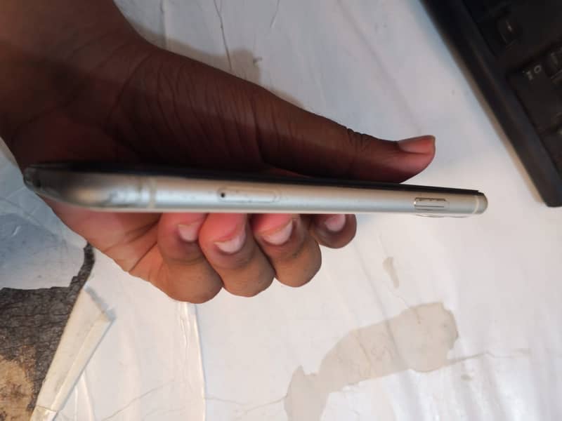 Apple iPhone 11 4