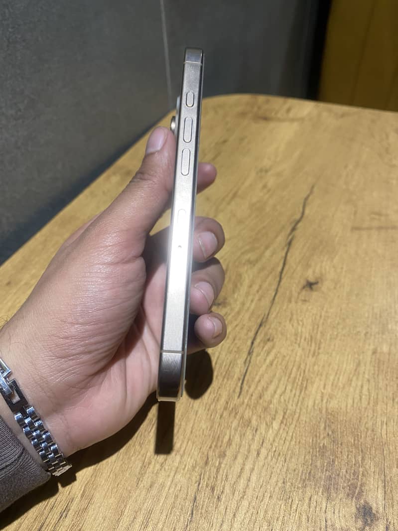 Apple iPhone 16 Pro 3
